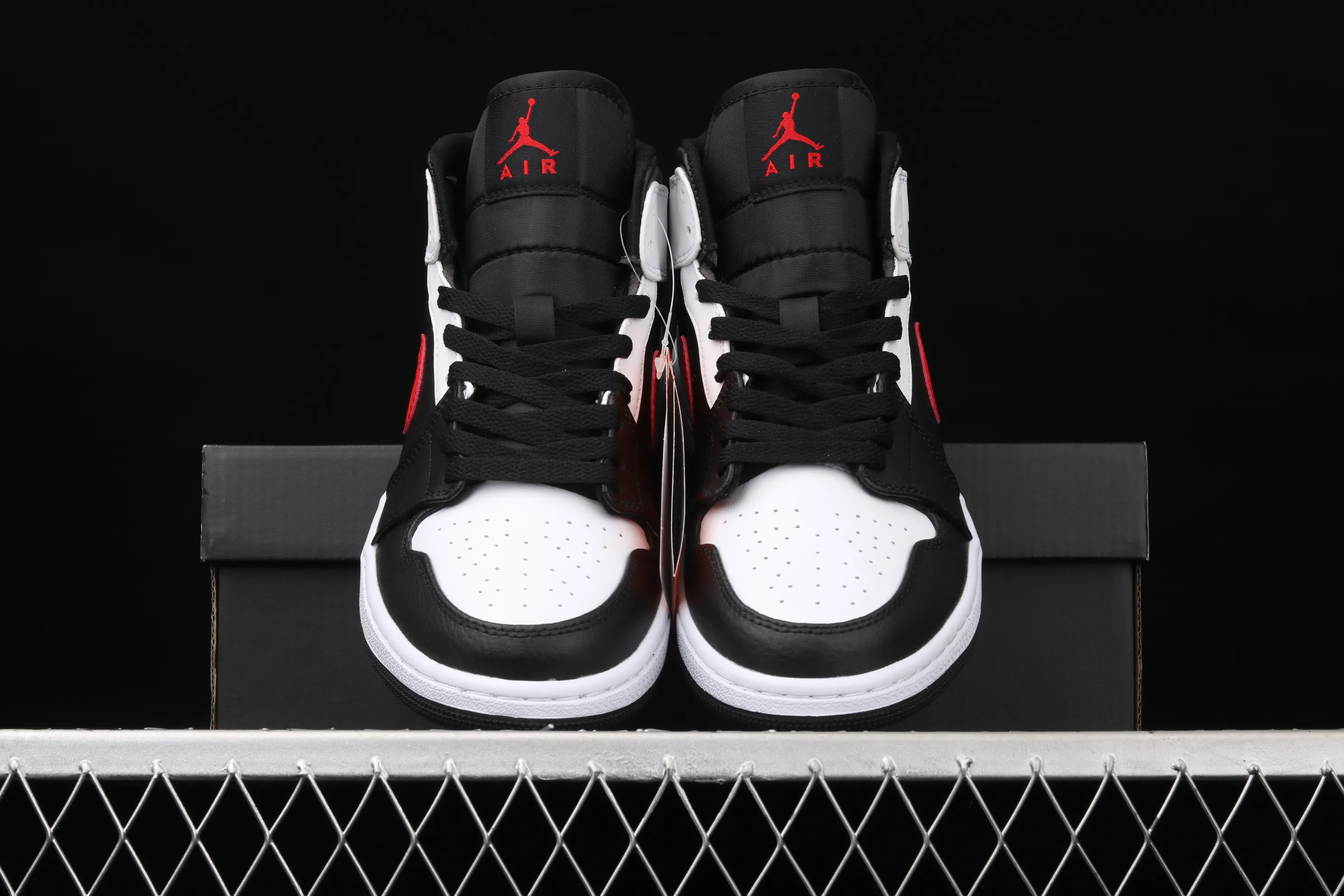 All categories Air Jordan Jordan series basketball shoes Air Jordan 1 Mid Air Jordan 1 Mid AJ1 Joe 1 black and white red hook Zhongbang basketball shoes 554724-075